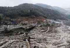 云南红河州金平遭遇冰雹灾害！树脂瓦砸烂、车轮被埋、一片白茫茫...